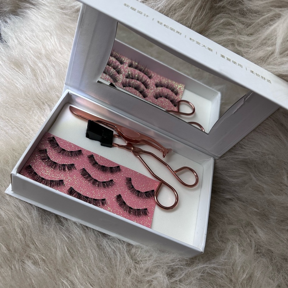 Black False Eyelashes and Applicator Set